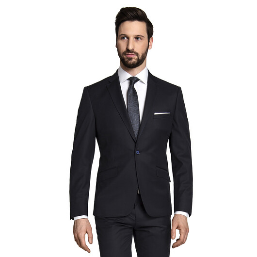 Mężczyzna w ciemnym garniturze i białej koszuli z krawatem na białym tle.