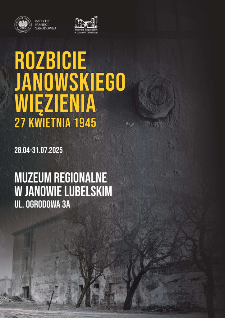 Plakat z napisem o rozbiciu Janowskiego więzienia 27 kwietnia 1945, daty wystawy i adresem muzeum, tło to stary budynek z drzewami bez liści.
